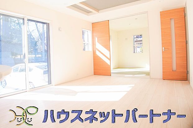 リビングは、食事スペースと寛げる場所設けてもまだ余裕の広さ。明るい光が照らしてくれます。