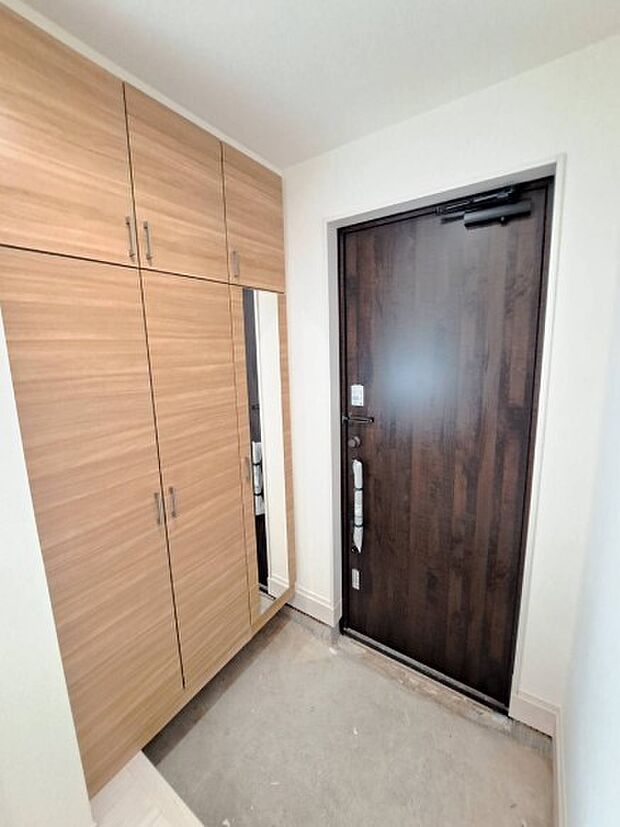 玄関扉を開くとゆったりとした空間。この感動を現地で是非体感してみて下さい。