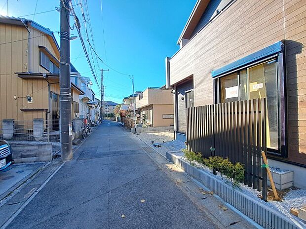 前面道路でお車を駐車するのも楽々。