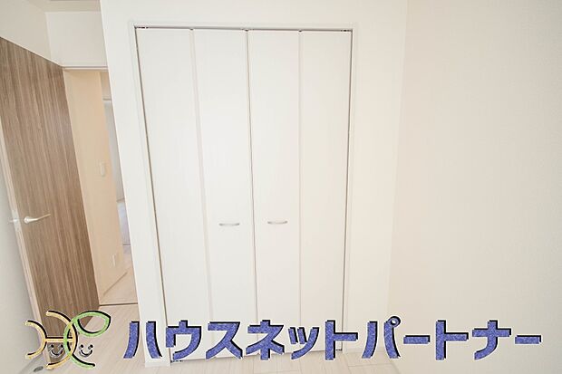 柔らかな光り差し込む家族に優しい洋室は子供部屋にぴったり。