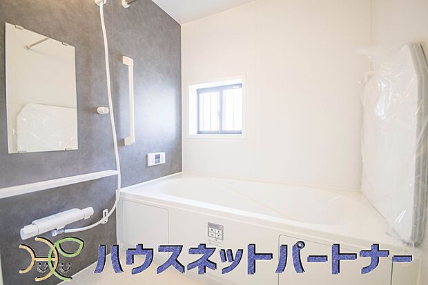 高級感溢れるカラーと大きさ・柔らかな曲線で構成された半身浴も楽しめるバスタブが心地よさをもたらします。