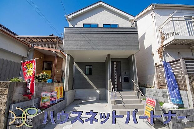 街に溶け合う美しい景観と、採光や風通しを考えて設計された間取り。近隣の視線を考え調整した窓位置など、外観だけでなく、住まうご家族の心地よさを最優先しました。