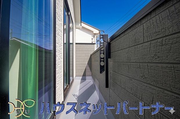 朝の澄んだ空気や、夕方に吹く清々しい風を五感で感じられるバルコニー。住まいの中で唯一屋外にあって、本当の自然を感じられるスペースです。