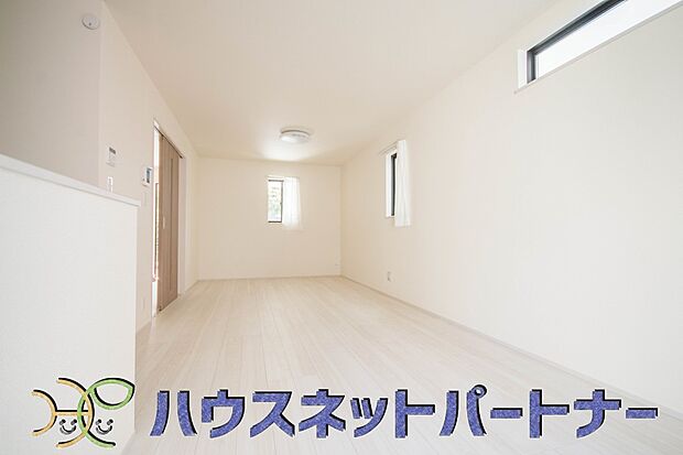 カウンターキッチンなら、リビングで遊ぶ子供の様子を見ながら料理ができるので安心です。料理を運んでもらったり、子供にお手伝いしてもらいやすいのもいいですね♪