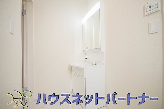 洗面室のある脱衣所は広々。脱いだお洋服をそのままお洗濯。