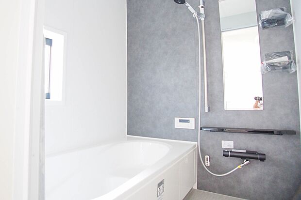 高級感溢れるカラーと大きさ・柔らかな曲線で構成された半身浴も楽しめるバスタブが心地よさをもたらします。