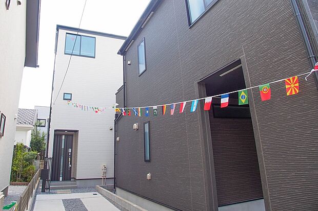 太陽に愛された邸は、陽当り・通風に優れた魅力的で快適さを追求した新築戸建でした。ここに住むからこそ意味がある。そんな特別感に浸りながら、毎日をお過ごしして欲しいです。