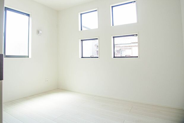 2面窓のある風通しの良いお部屋は心も体も元気にしてくれます。自分だけのお部屋作りを楽しんでみては。