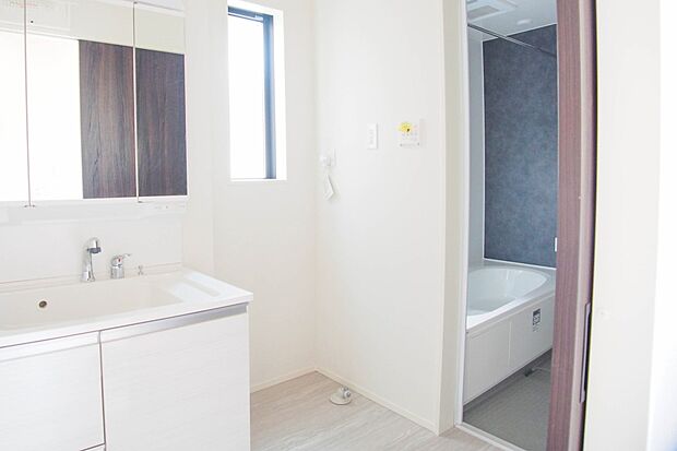 洗面室のある脱衣所は広々。脱いだお洋服をそのままお洗濯。