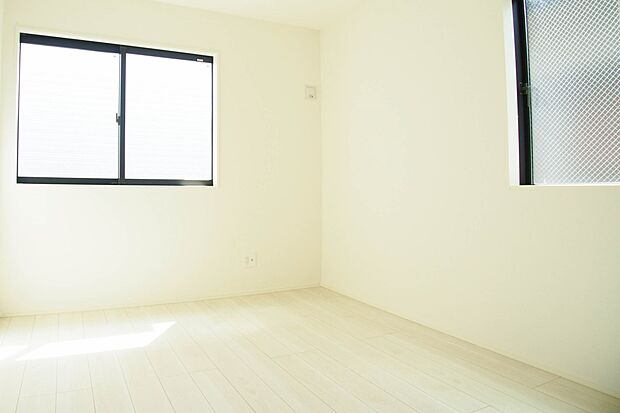 独立性を高めたお部屋。たっぷりの収納も配備しており、片付いた空間を現実出来そう。陽光も降り注ぐ明るく開放的な空間が魅力的。