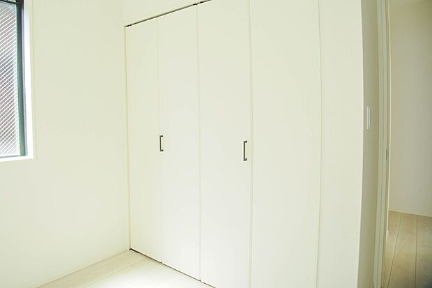 独立性を高めたお部屋。たっぷりの収納も配備しており、片付いた空間を現実出来そう。陽光も降り注ぐ明るく開放的な空間が魅力的。