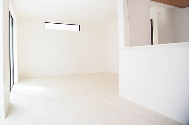 明るく開放的なダイニング。家族とのコミュニケーションが取りやすく、みんなの笑顔が溢れます