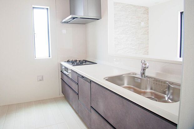 三口コンロで料理の幅を拡げてくれる使いやすいシステムキッチンを採用。洗い場も大きいので野菜や食器を洗ったりする際にも捗り、奥様の強い味方となってくれるはずです。