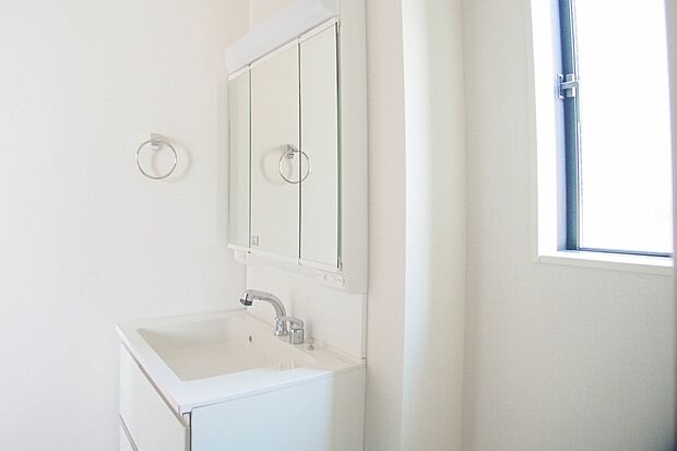 大きく見やすい三面鏡で清潔感ある洗面台は、身だしなみチェックや肌のお手入れに最適です。何かと物が増える場所だからこそ、スッキリと見映えの良い空間に拵えました。