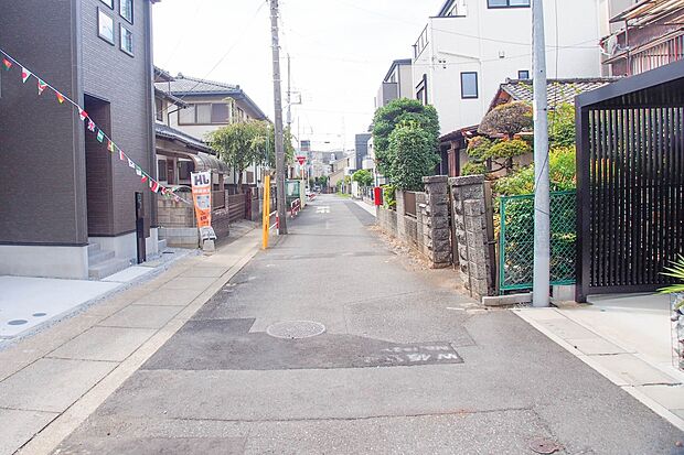 前面道路の日当たりの良い明るいお家。