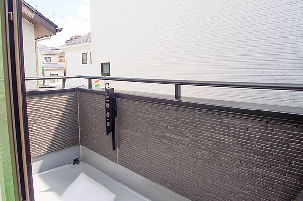 朝の澄んだ空気や、夕方に吹く清々しい風を五感で感じられるバルコニー。住まいの中で唯一屋外にあって、本当の自然を感じられるスペースです。