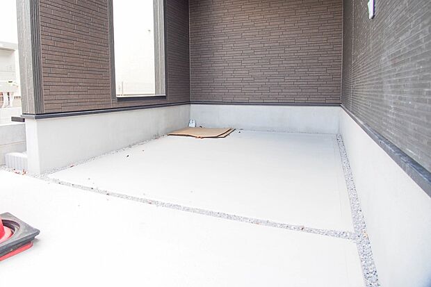 通勤や家族の送迎など、毎日の生活にマイカーが欠かせない方にとって駐車場は大事な条件。敷地内にカースペースがあれば、お出かけやお買い物の際の搬入出もらくらくです。