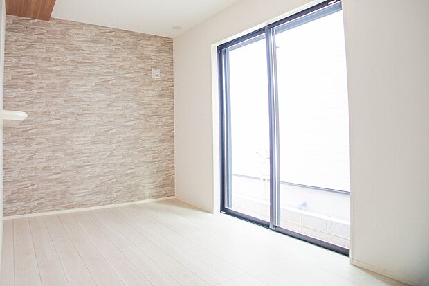 独立性を高めたお部屋。たっぷりの収納も配備しており、片付いた空間を現実出来そう。陽光も降り注ぐ明るく開放的な空間が魅力的。