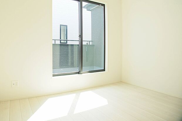 陽光が降り注ぐ明るく開放的な空間が魅力的。