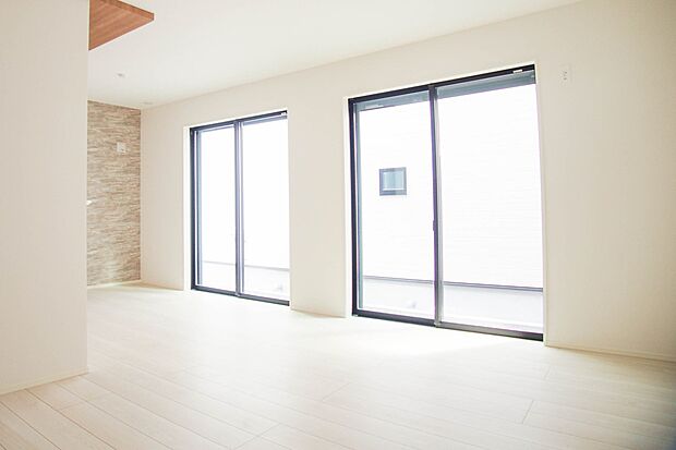 リビングは、食事スペースと寛げる場所設けてもまだ余裕の広さ。明るい光が照らしてくれます。