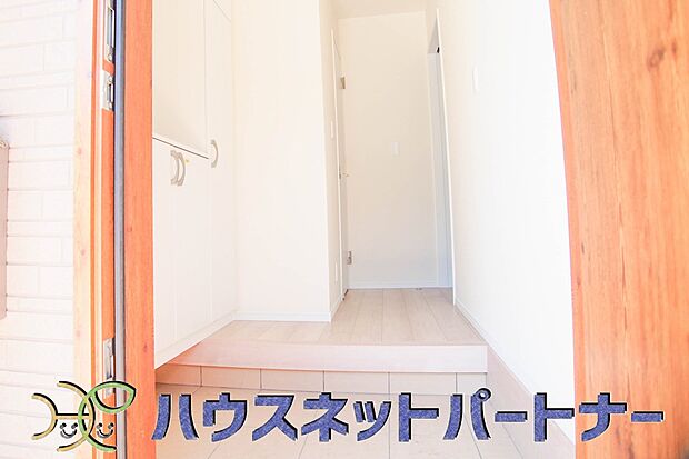 玄関扉を開くとゆったりとした空間。この感動を現地で是非体感してみて下さい。