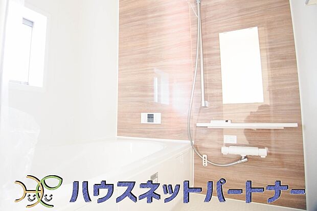 高級感溢れるカラーと大きさ・柔らかな曲線で構成された半身浴も楽しめるバスタブが心地よさをもたらします。