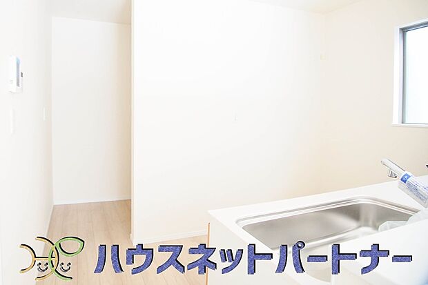 カウンターキッチンなら、リビングで遊ぶ子供の様子を見ながら料理ができるので安心です。料理を運んでもらったり、子供にお手伝いしてもらいやすいのもいいですね♪