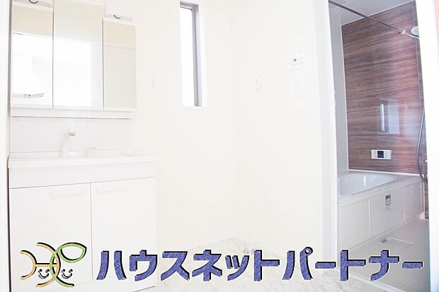 洗面室のある脱衣所は広々。脱いだお洋服をそのままお洗濯。