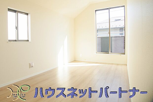 独立性を高めたお部屋。たっぷりの収納も配備しており、片付いた空間を現実出来そう。陽光も降り注ぐ明るく開放的な空間が魅力的。