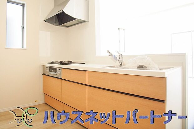 三口コンロで料理の幅を拡げてくれる使いやすいシステムキッチンを採用。洗い場も大きいので野菜や食器を洗ったりする際にも捗り、奥様の強い味方となってくれるはずです。