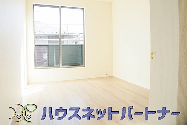 バルコニーに直接出入りできるお部屋です。ちょっと外の空気を吸いたい時や、ベランダでミニガーデニングなども楽しめそうです。