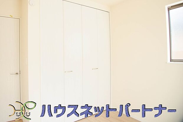 明るい窓のあるお部屋は子供部屋にぴったり。可愛い家具で素敵なお部屋に。