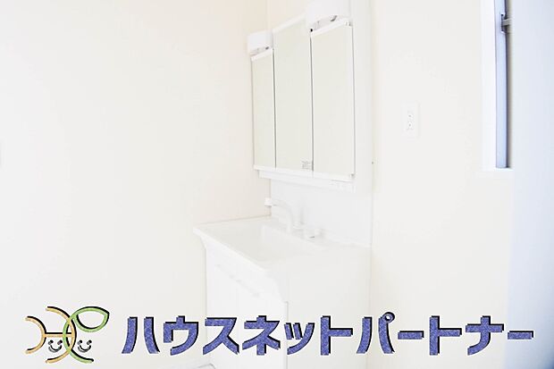 大きく見やすい三面鏡で清潔感ある洗面台は、身だしなみチェックや肌のお手入れに最適です。何かと物が増える場所だからこそ、スッキリと見映えの良い空間に拵えました。