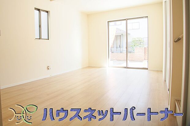 リビングは、食事スペースと寛げる場所設けてもまだ余裕の広さ。明るい光が照らしてくれます。