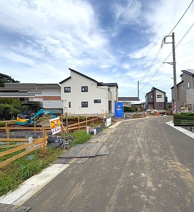 前面道路の日当たりの良い明るいお家。