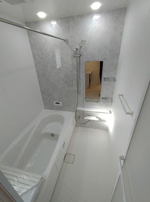 高級感溢れるカラーと大きさ・柔らかな曲線で構成された半身浴も楽しめるバスタブが心地よさをもたらします。