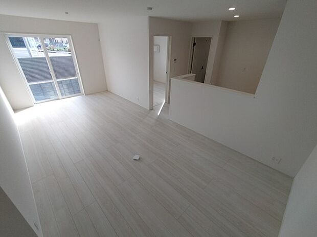 リビングは、食事スペースと寛げる場所設けてもまだ余裕の広さ。明るい光が照らしてくれます。