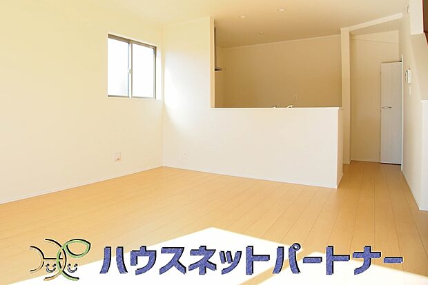 明るい日差し入るリビングは、お友達を招きパーティーが楽しめる広さですよ。