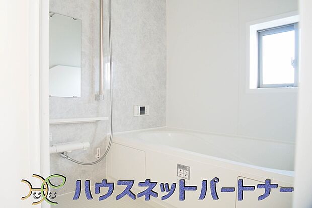 窓がある浴室は心地よいバスタイムを演出してくれます。早起きした日は朝風呂で一日のスタートも良いですね。