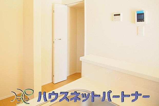 パントリー（食料庫）常温保存できるパン、お米、調味料、缶詰など、日常的に使うものや未開封の食品の収納にぴったり。棚にものを並べて収納すれば、何が足りないのかひと目で確認できます。