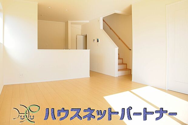 カウンターキッチンなら、リビングで遊ぶ子供の様子を見ながら料理ができるので安心です。料理を運んでもらったり、子供にお手伝いしてもらいやすいのもいいですね♪