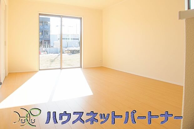 リビングにテーブルを置いて、寛げるソファーを置いても余裕の広さがあります。