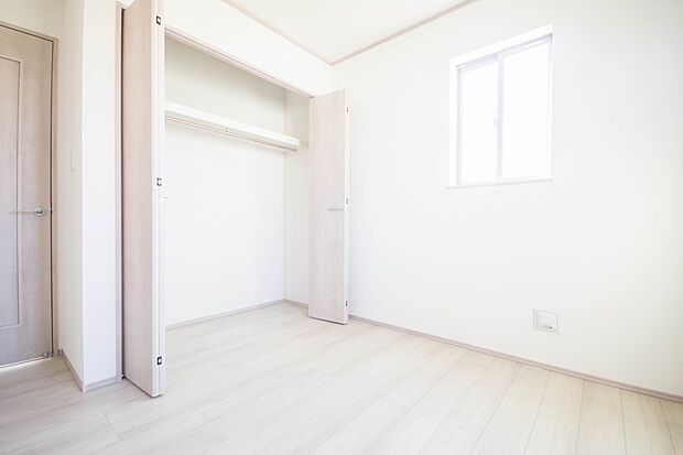 バルコニーに直接出入りできるお部屋です。ちょっと外の空気を吸いたい時や、ベランダでミニガーデニングなども楽しめそうです。