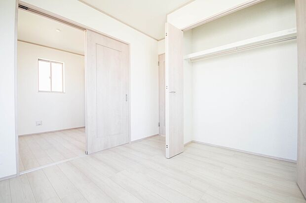 明るい窓のあるお部屋は子供部屋にぴったり。可愛い家具で素敵なお部屋に。