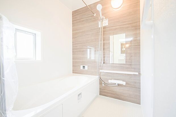 高級感溢れるカラーと大きさ・柔らかな曲線で構成された半身浴も楽しめるバスタブが心地よさをもたらします。