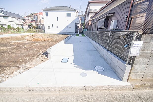 通勤や家族の送迎など、毎日の生活にマイカーが欠かせない方にとって駐車場は大事な条件。敷地内にカースペースがあれば、お出かけやお買い物の際の搬入出もらくらくです。