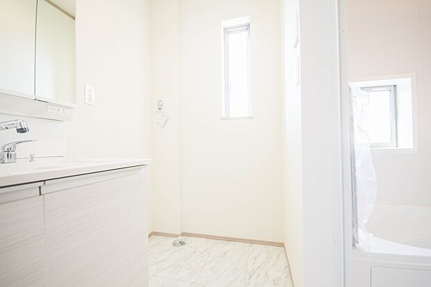 毎日使う洗濯機。しっかりと奥行きのある置き場が確保されています。