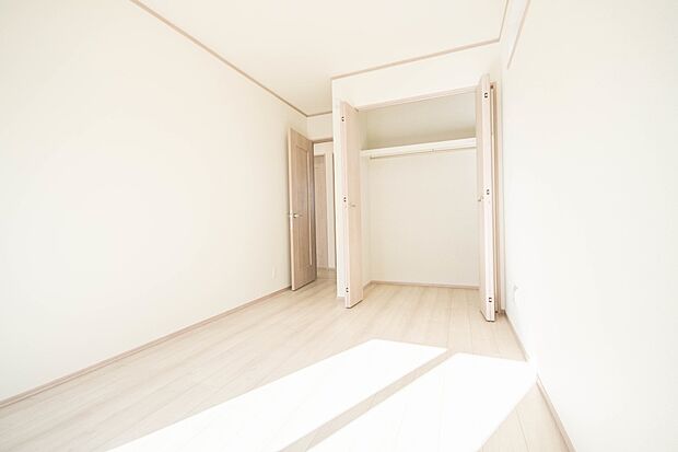 陽光が降り注ぐ明るく開放的な空間が魅力的。