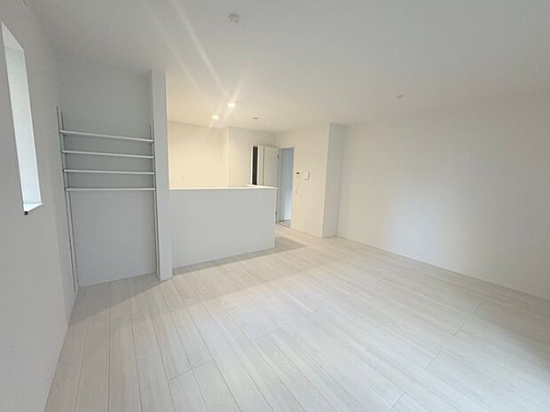 通風・採光に優れ、心地よい光と風が溢れています。 贅沢で豊かな居住性と、プライドを満たすクオリティが見事に調和した住空間。新築ならではの快適なひとときをご体感頂ける筈です。