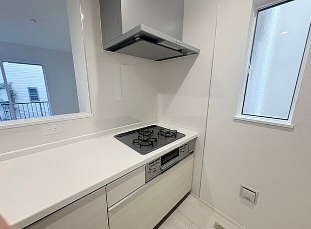 三口コンロで料理の幅を拡げてくれる使いやすいシステムキッチンを採用。洗い場も大きいので野菜や食器を洗ったりする際にも捗り、奥様の強い味方となってくれるはずです。